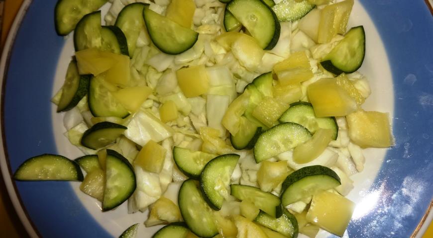 Фото приготовления рецепта: Фруктово-овощной салат с пикантной заправкой, шаг №3