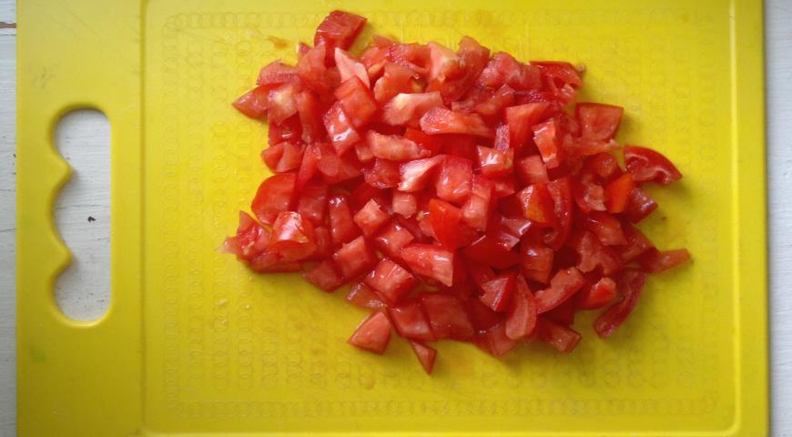 Цукини с мясным фаршем и помидорами, помидоры нарезать кубиками