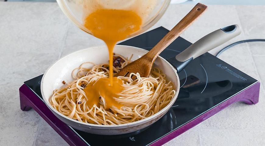 Фото приготовления рецепта: Спагетти карбонара, шаг №5