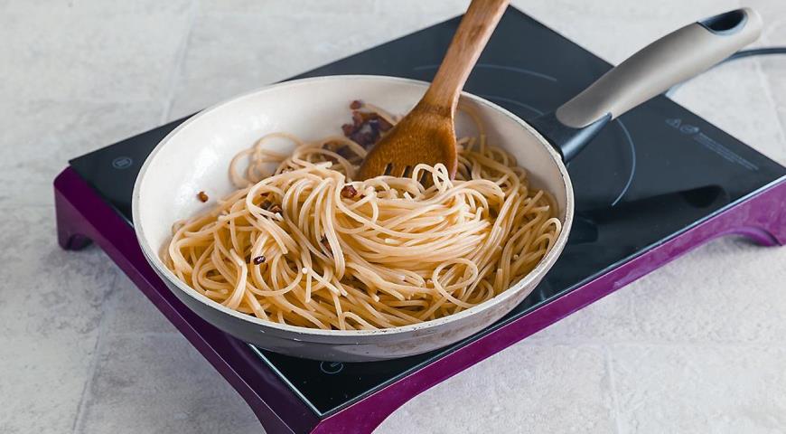 Фото приготовления рецепта: Спагетти карбонара, шаг №4