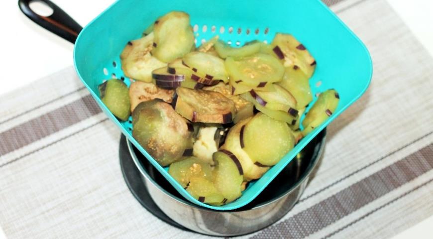 Фото приготовления рецепта: Овощи запеченные в кефирной заливке, шаг №3