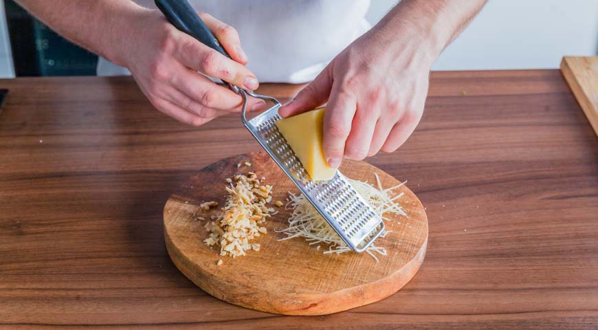 Паста в сливочном соусе, твердый сыр для посыпки готовой пасты натрите на средней или мелкой терке