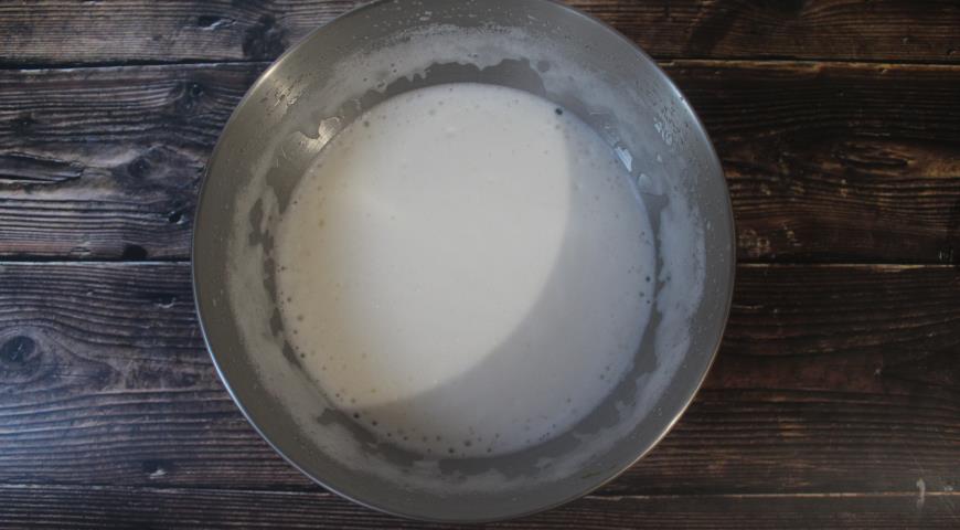 Фото приготовления рецепта: Тесто для чебуреков с минеральной водой, шаг №2