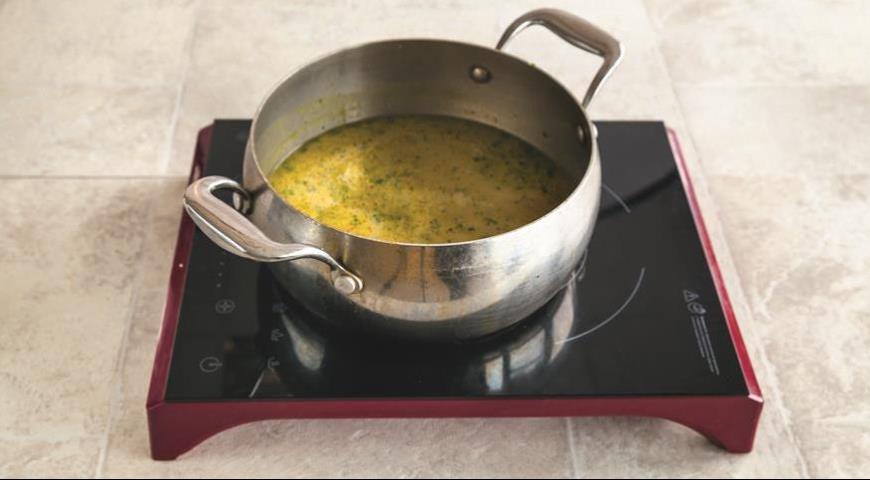 Фото приготовления рецепта: Азиатский суп с тыквой и брокколи, шаг №7