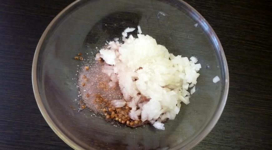 Фото приготовления рецепта: Томленая горбуша с клюквенным соусом, шаг №2