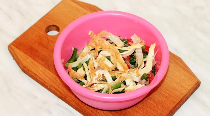 Фото приготовления рецепта: Салат со стручковой фасолью, тунцом и блинами, шаг №5