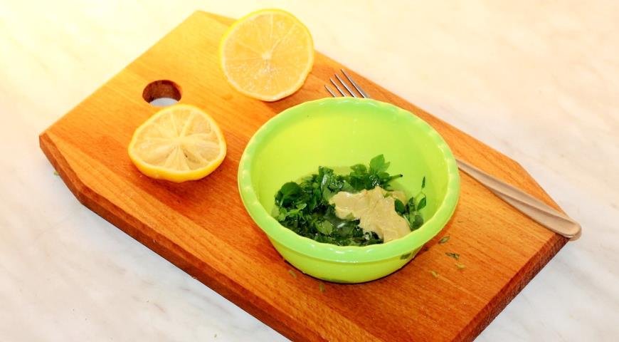 Фото приготовления рецепта: Салат со стручковой фасолью, тунцом и блинами, шаг №6