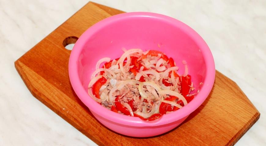 Фото приготовления рецепта: Салат со стручковой фасолью, тунцом и блинами, шаг №2