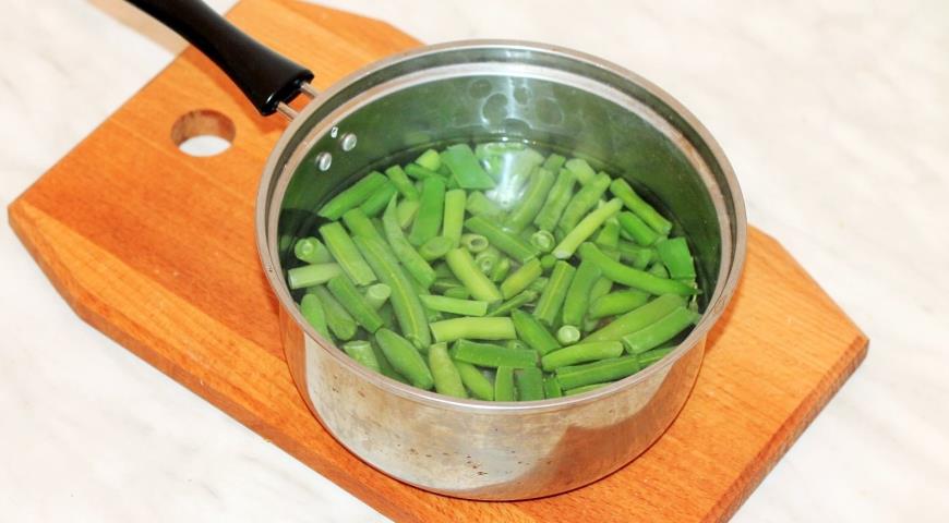 Фото приготовления рецепта: Салат со стручковой фасолью, тунцом и блинами, шаг №3