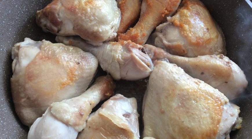 Фото приготовления рецепта: Курица в красном соусе, шаг №4