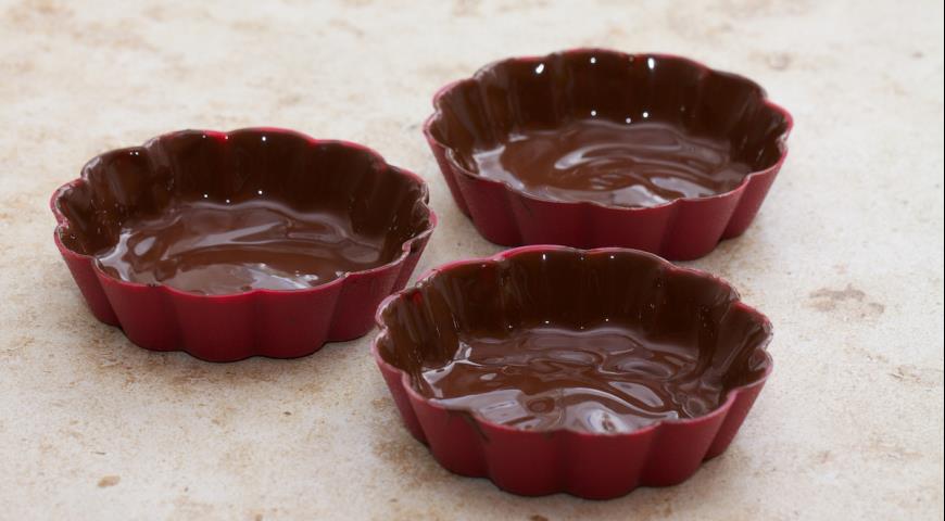Покрыть формы шоколадом и поставить в холодильник до застывания