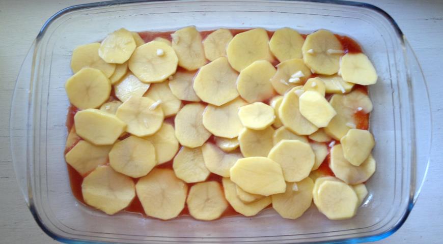 Фото приготовления рецепта: Тьелла - запеканка из картофеля, кабачков и помидоров , шаг №10