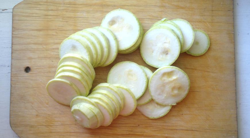 Фото приготовления рецепта: Тьелла - запеканка из картофеля, кабачков и помидоров , шаг №5