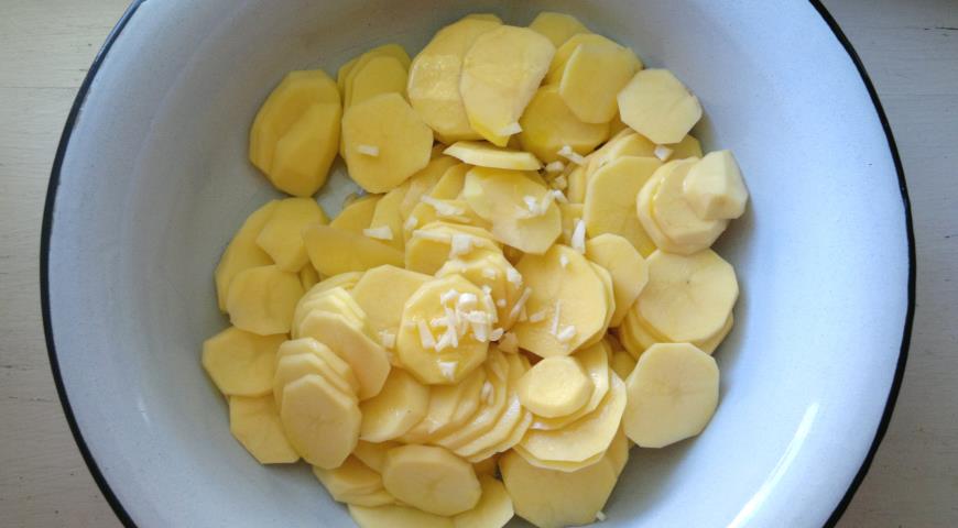 Фото приготовления рецепта: Тьелла - запеканка из картофеля, кабачков и помидоров , шаг №4