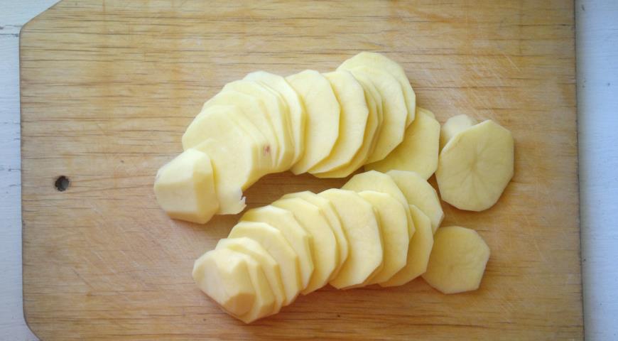 Фото приготовления рецепта: Тьелла - запеканка из картофеля, кабачков и помидоров , шаг №2