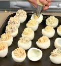 Фото приготовления рецепта: Фаршированные яйца на праздничный стол, шаг №6