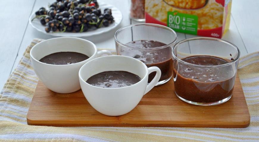 Фото приготовления рецепта: Овсяные кексы с черной смородиной в микроволновке, шаг №2