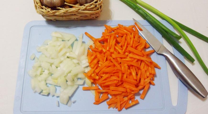 Борщ без зажарки, нарезать лук и морковь соломкой