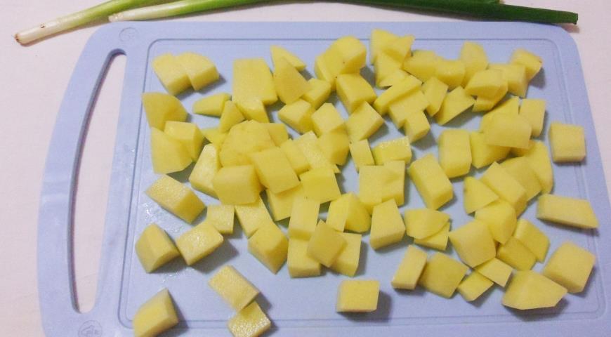 Борщ без зажарки, нарезать картофель кубиками