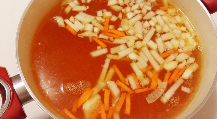Борщ без зажарки, положить лук и морковь в бульон