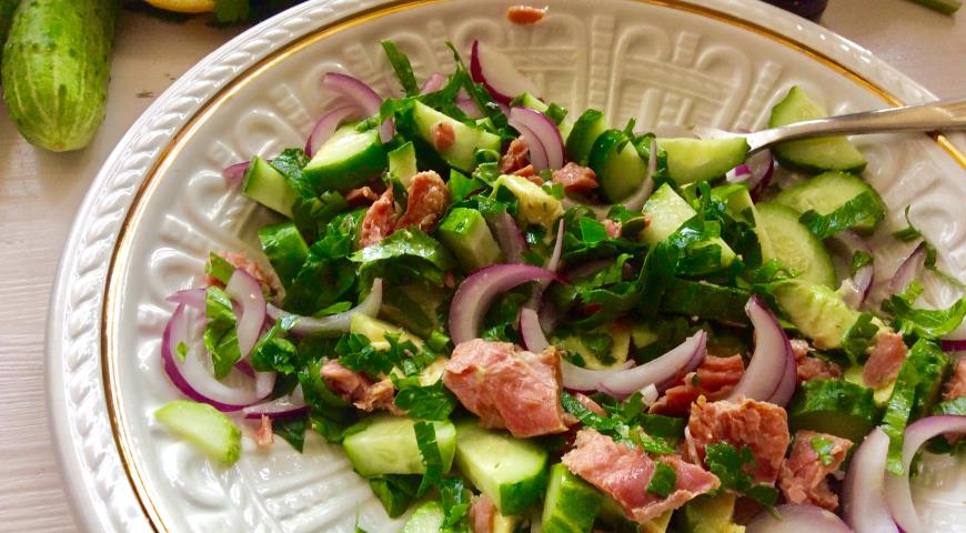 Фото приготовления рецепта: Огуречный салат с тунцом , шаг №6