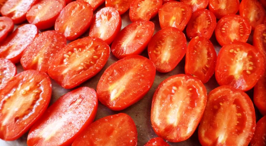 Фото приготовления рецепта: Вяленые томаты, шаг №2