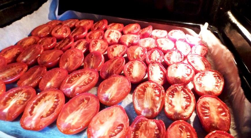 Фото приготовления рецепта: Вяленые томаты, шаг №3