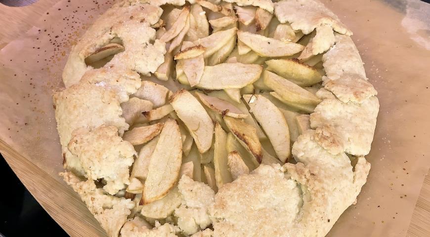 Фото приготовления рецепта: Постный пирог с яблоками - галета, шаг №5