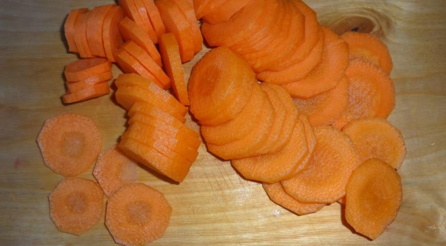 Куриные бёдра с овощами, нарезать морковь
