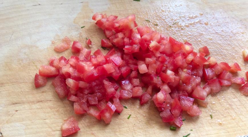 Баклажанчики, нарезать помидор кубиками