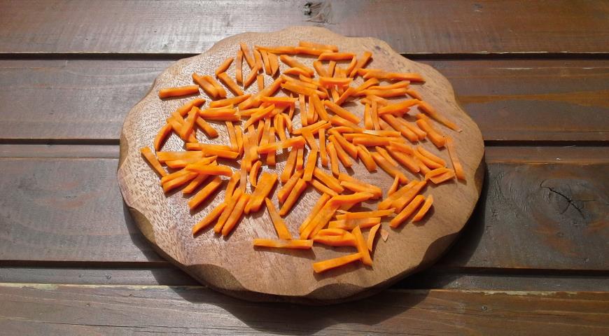 Овощной жиросжигающий суп "Похудей-ка" , нарезать морковь соломкой