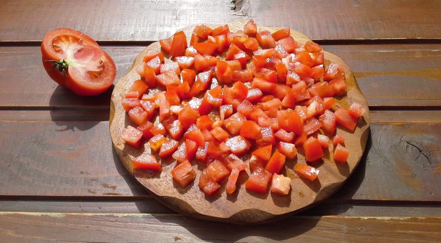 Овощной жиросжигающий суп "Похудей-ка" , нарезать помидоры кубиками
