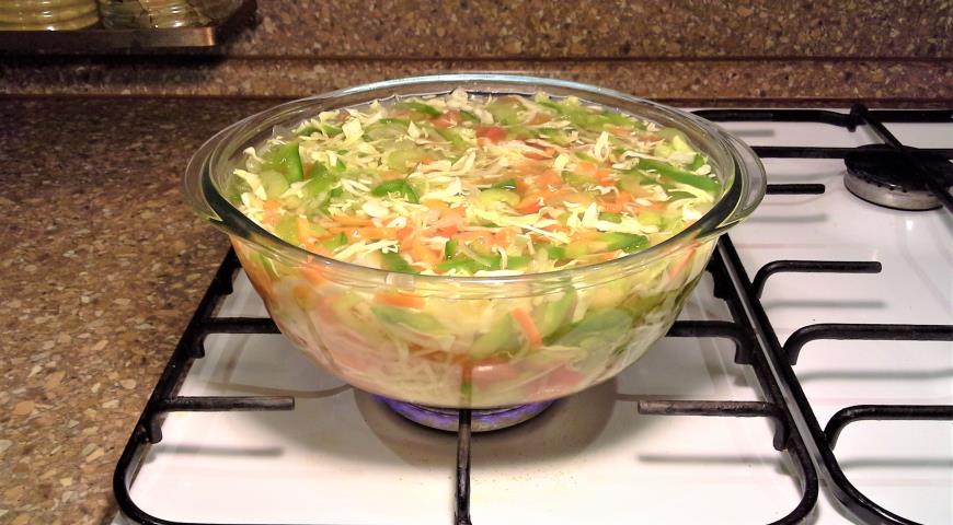 Овощной жиросжигающий суп "Похудей-ка" , довести суп до кипения