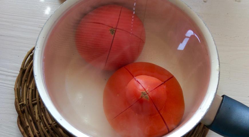 Фото приготовления рецепта: Курица в сливочно-томатном соусе, шаг №4
