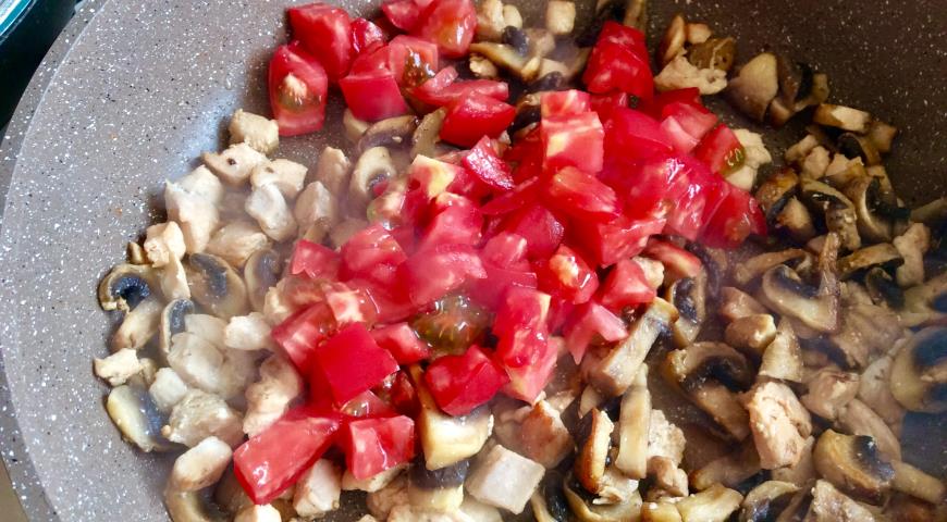 Фото приготовления рецепта: Курица в сливочно-томатном соусе, шаг №7