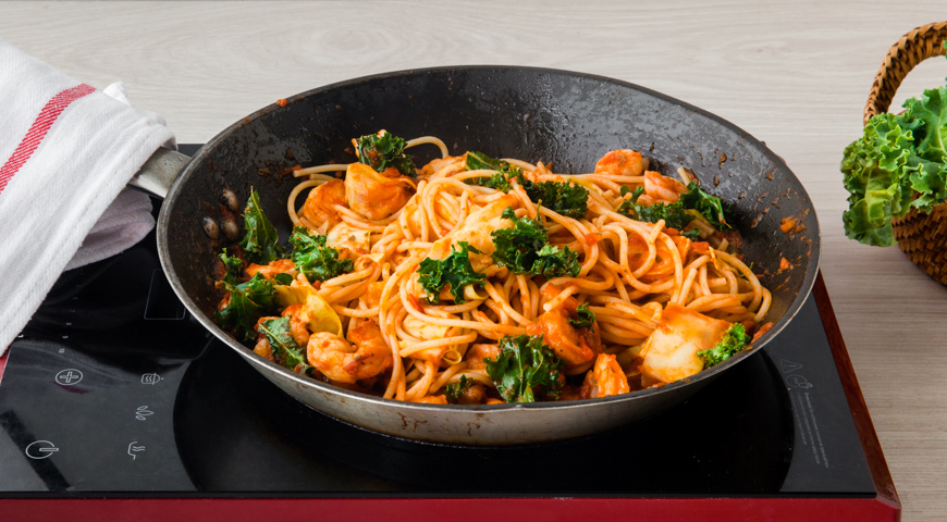 Фото приготовления рецепта: Спагетти с креветками, цукинни и соусом, шаг №6