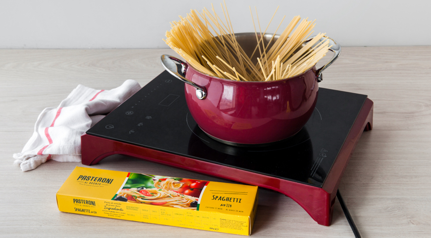 Фото приготовления рецепта: Спагетти с креветками, цукинни и соусом, шаг №2