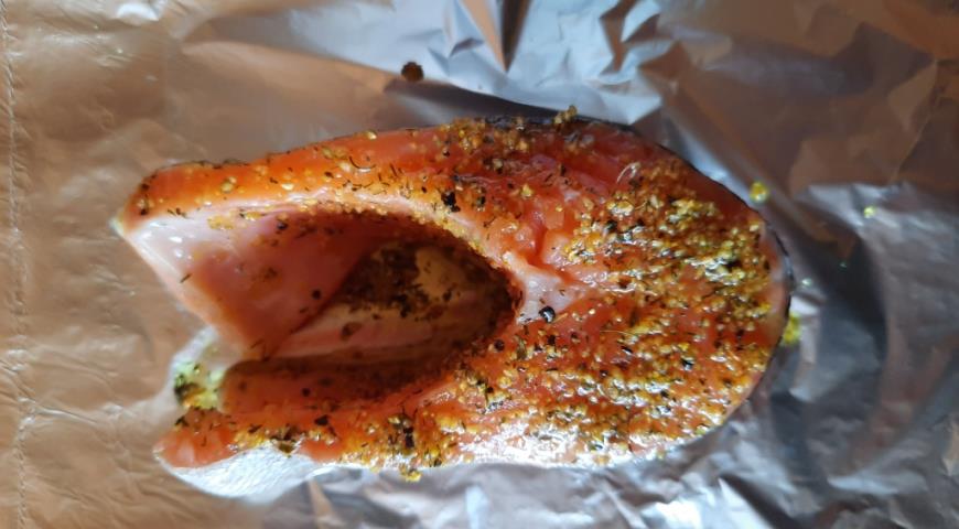 Фото приготовления рецепта: Красная рыба по-тоскански с сливочно-сырным соусом, шаг №3