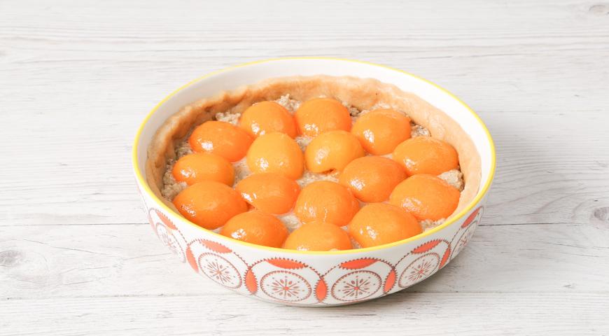 Пирог с консервированными абрикосами, выложите абрикосы