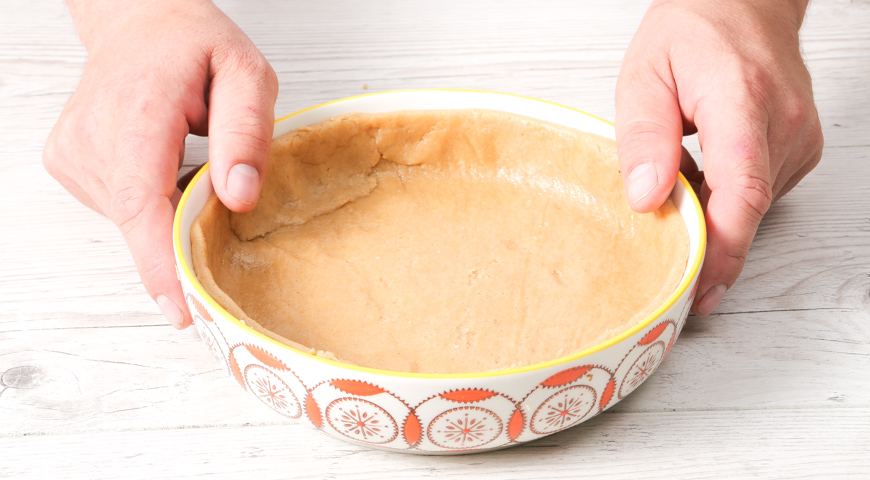 Пирог с консервированными абрикосами, выложите тесто в форму