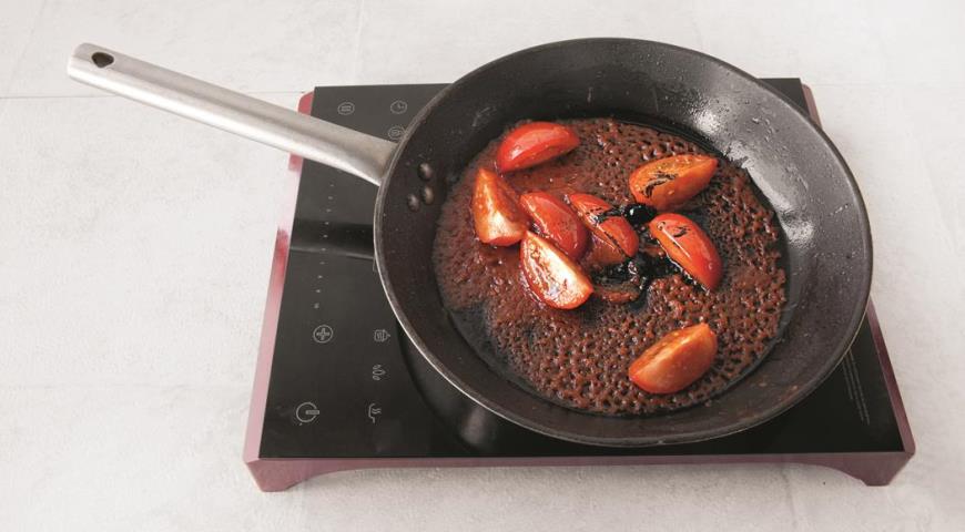 Фото приготовления рецепта: Спагетти с кальмарами, шаг №4