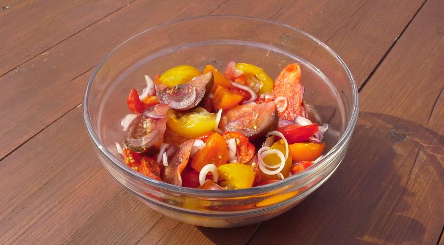 Салат из помидоров, моцареллы и базилика с горчичной заправкой, положить овощи в миску