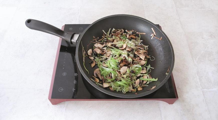 Фото приготовления рецепта: Оркьетти с колбасками и овощами, шаг №3