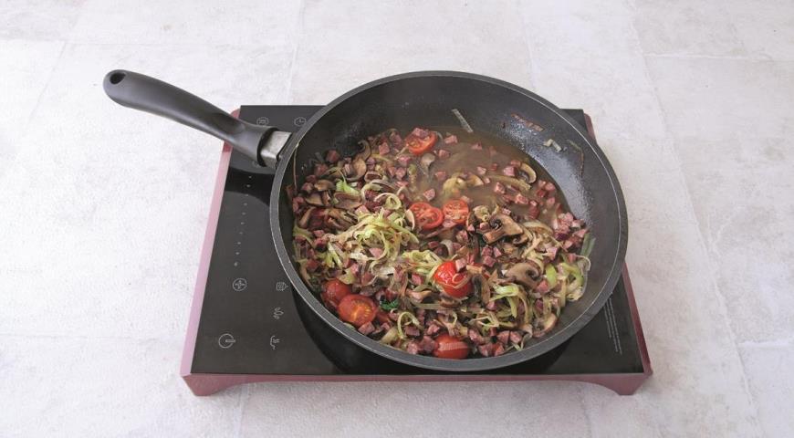 Фото приготовления рецепта: Оркьетти с колбасками и овощами, шаг №5