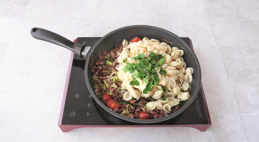 Фото приготовления рецепта: Оркьетти с колбасками и овощами, шаг №6