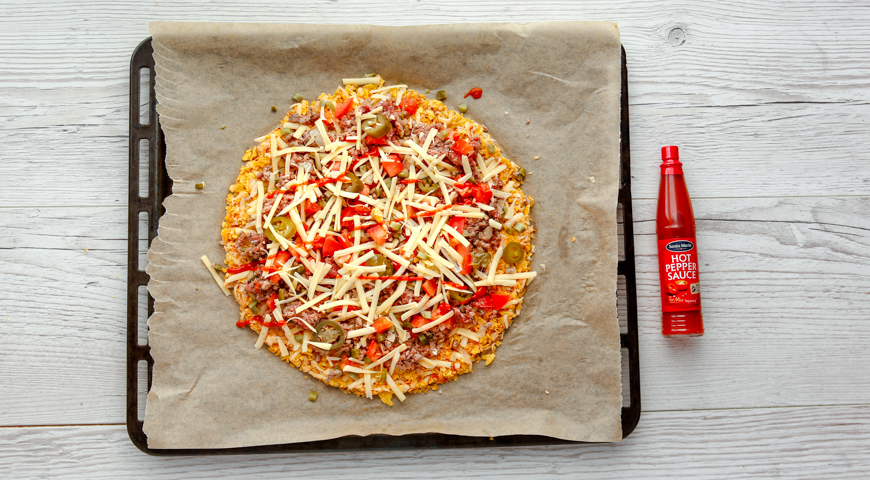 Фото приготовления рецепта: Пицца Nacho style на основе из кукурузных чипсов, шаг №4