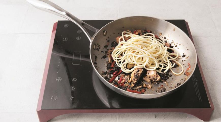 Фото приготовления рецепта: Спагетти с тунцом, перцем и пастой из маслин, шаг №6
