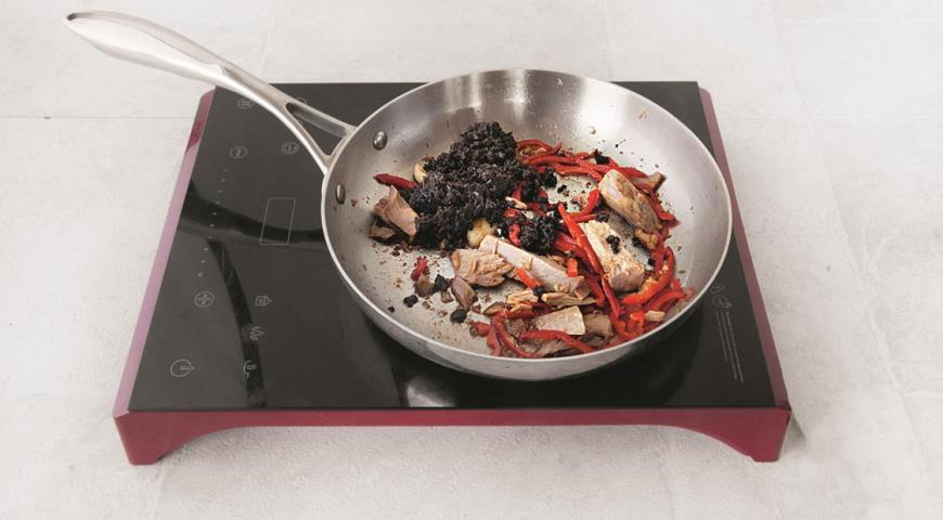 Фото приготовления рецепта: Спагетти с тунцом, перцем и пастой из маслин, шаг №5