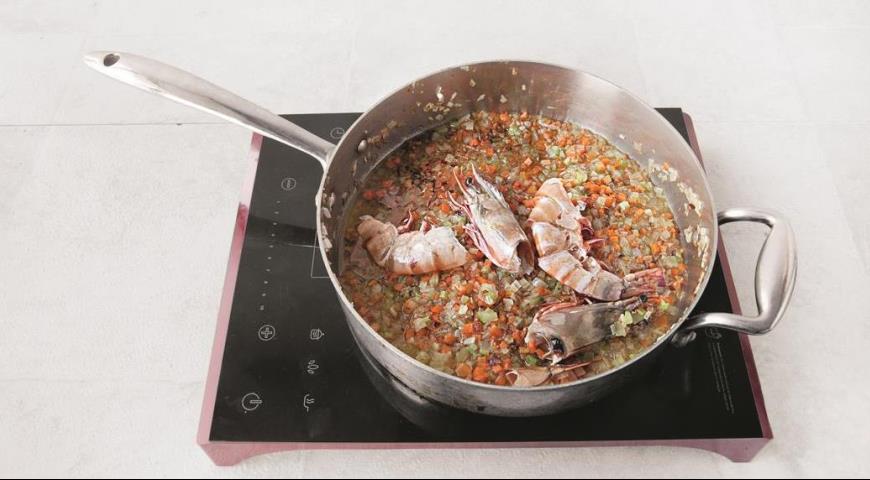 Фото приготовления рецепта: Спагетти с маринованными креветками­ и сухарями, шаг №3