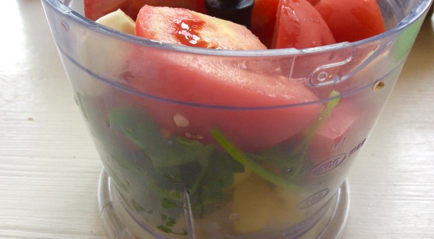 Баклажаны в соусе с чесноком, измельчить помидоры с зеленью и чесноком в блендере